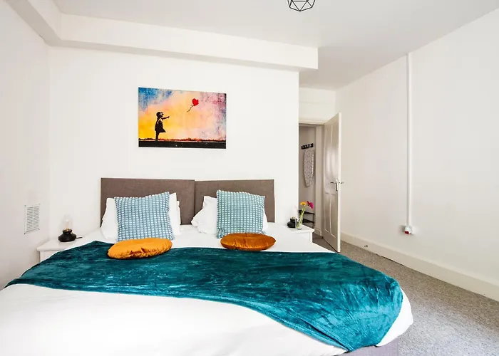Sant Bank, Central, Secured Parking Included, Contractors Friendly, 1 Bed, Sleep Up To 4, Modern, Near Beach